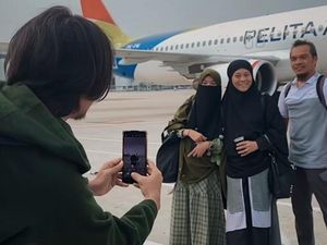Biasa Diajak Foto, Fiersa Besari Disuruh Fotoin Emak-emak di Bandara