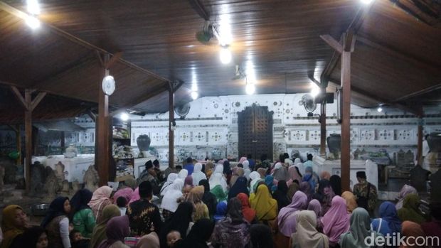 Foto keramik di tembok sekitar makam dan foto suasana makam Sunan Gunung Jati