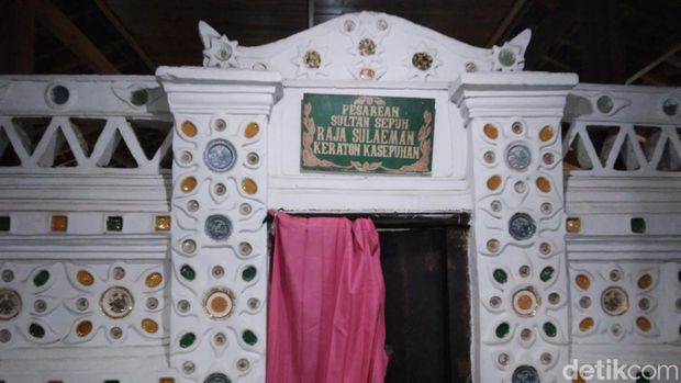 Foto keramik di tembok sekitar makam dan foto suasana makam Sunan Gunung Jati