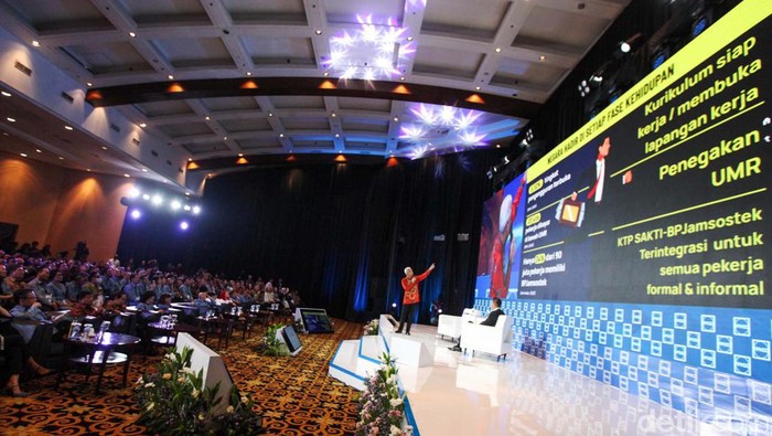 Ganjar menghadiri Dialog APINDO - Capres 2024 Roadmap Perekonomian Indonesia 2024-2029 di Menara Bank Mega, Jakarta, Senin (11/12/2023). Ganjar menjawab pertanyaan terkait upaya Indonesia di tengah kompetisi daya saing yang semakin intens di tingkat global.