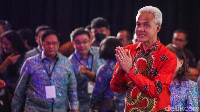 Ganjar menghadiri Dialog APINDO - Capres 2024 Roadmap Perekonomian Indonesia 2024-2029 di Menara Bank Mega, Jakarta, Senin (11/12/2023). Ganjar menjawab pertanyaan terkait upaya Indonesia di tengah kompetisi daya saing yang semakin intens di tingkat global.