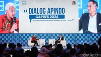 Ganjar menghadiri Dialog Apindo Capres 2024 Roadmap Perekonomian Indonesia 2024-2029 di Menara Bank Mega, Jakarta, Senin (11/12/2023). Ganjar menjawab pertanyaan terkait upaya Indonesia di tengah kompetisi daya saing yang semakin intens di tingkat global.