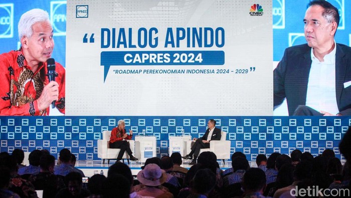 Ganjar menghadiri Dialog APINDO - Capres 2024 Roadmap Perekonomian Indonesia 2024-2029 di Menara Bank Mega, Jakarta, Senin (11/12/2023). Ganjar menjawab pertanyaan terkait upaya Indonesia di tengah kompetisi daya saing yang semakin intens di tingkat global.