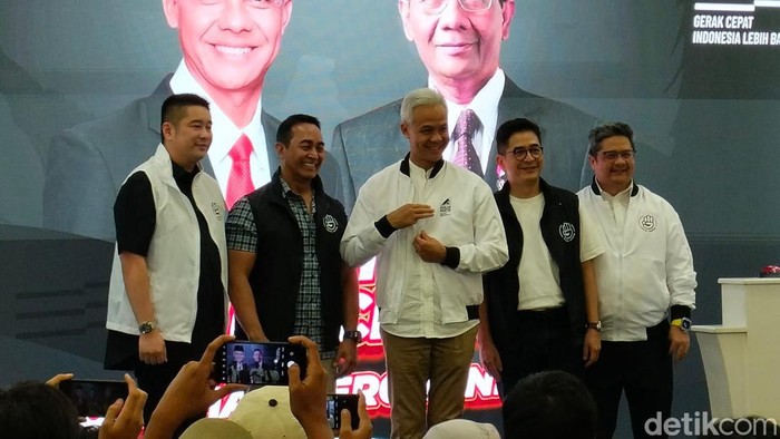 Ganjar Pranowo menghadiri launching offline store merchandise Ganjar-Mahfud MD di FX Sudirman.. (Astrid/detikcom)