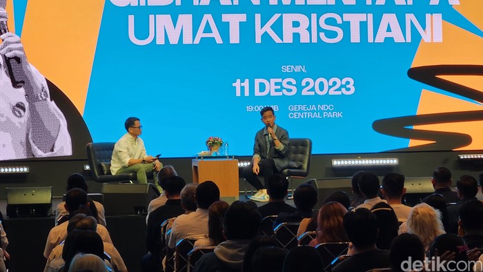 Gibran di acara ‘Malam Indonesia Harmoni, Gibran Menyapa Umat Kristiani’ di Nafiri Discipleship Church (NDC), Central Park, Jakarta Barat, Senin (11/12/2023) malam. (Adrial Akbar/detikcom)