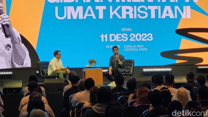 Gibran di acara ‘Malam Indonesia Harmoni, Gibran Menyapa Umat Kristiani’ di Nafiri Discipleship Church (NDC), Central Park, Jakarta Barat, Senin (11/12/2023) malam. (Adrial Akbar/detikcom)