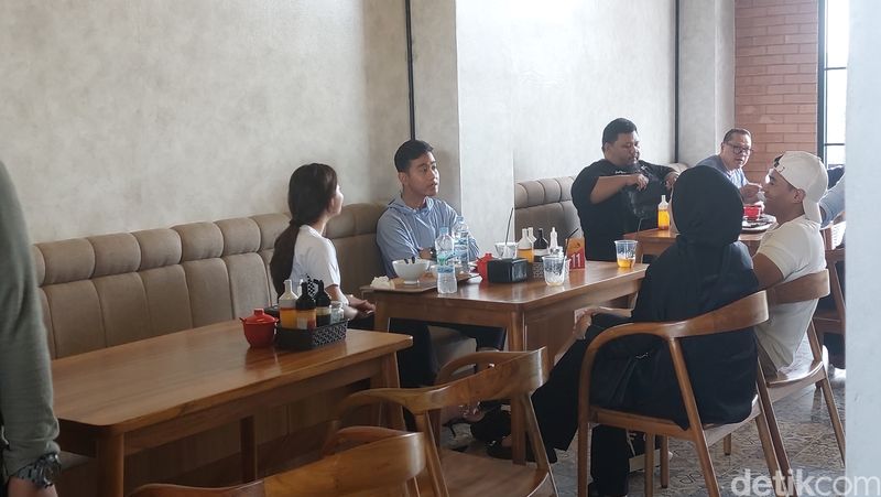 Gibran Rakabuming Raka di Bakso Bara, Depok, 11 Desember 2023. (M Sholihin/detikcom)