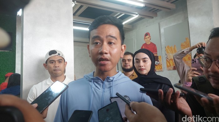 Gibran Rakabuming Raka di Bakso Bara, Depok, 11 Desember 2023. (M Sholihin/detikcom)