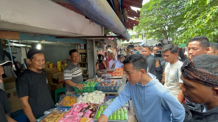 Gibran saat blusukan ke Pasar Rumput, Jaksel (Anggi/detikcom)