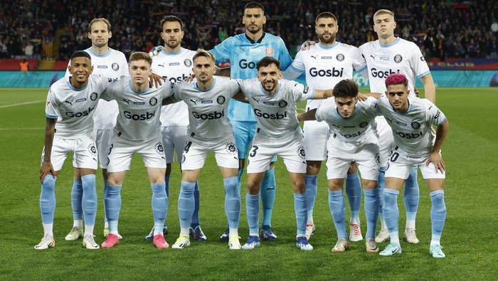 Soccer Football - LaLiga - FC Barcelona v Girona - Estadi Olimpic Lluis Companys, Barcelona, Spain - December 10, 2023 Girona players pose for a team group photo before the match REUTERS/Albert Gea
