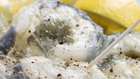 Di Cockney, Inggris, ada budaya kuliner yang memasak belut dari sungai Thames dengan jelly. Rasanya dibuat lembut, sedikit asin, dengan sentuhan asam seperti acar. Foto: TasteAtlas