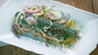 Bagi orang Denmark, acar ikan haring menjadi makanan tradisional klasik peninggalan kebudayaan yang istimewa. Biasanya ikan yang asam rasanya ini akan disantap bersama sandwich. Foto: TasteAtlas