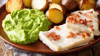 Masyarakat Skandinavia mengenal lutefisk yang terbuat dari ikan yang dikeringkan. Aromanya yang menyengat juga dikonsumsi para imigran yang datang ke Minnesota, Amerika Serikat. Foto: TasteAtlas