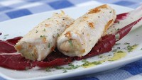 Olahan ikan tradisional lainnya dari Italia diberi nama Involtini di pesce spada. Menu ini terbuat dari ikan todak yang dimasak bersama perasan lemon, bawah putih, hingga kismis. Foto: TasteAtlas
