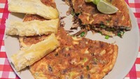 Mengonsumsi ikan yang tak biasa, masyarakat Peru memiliki menu bernama Tortilla de raya yang menggunakan ikan pari. Sekilas mirip omelette, tetapi di dalamnya ada potongan ikan pari yang pedas. Foto: TasteAtlas