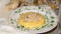 Baccala alla Vicentina merupakan hidangan ikan kering dari Italia yang memfermentasi ikan hingga sekeras batu. Menu ini bahkan telah diperkenalkan sejak 1432 oleh Pietro Querini. Foto: TasteAtlas