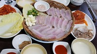 Hidangan bernama honeo asal provinsi Jeolla, Korea Selatan, memiliki cara pembuatan yang unik. Difermentasi menggunakan urin dari ikan itu sendiri membuat aroma tak sedapnya menyengat. Foto: TasteAtlas
