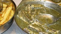 Paling int groene merupakan hidangan belut berwarna hijau. Sausnya dibuat dari campuran anggur putih, parsley, bayam, mint, dan berbagai bahan lainnya. Foto: TasteAtlas