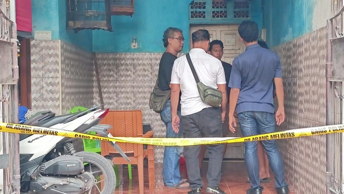 Ibu rumah tangga ditemukan tewas diduga dibunuh di rumahnya di Sedati, Sidoarjo.