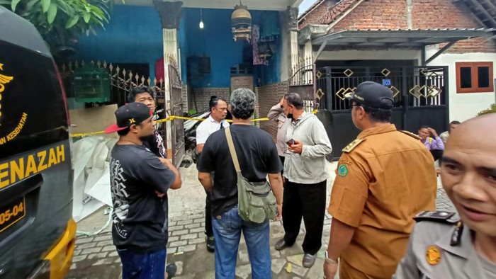 Ibu rumah tangga ditemukan tewas diduga dibunuh di rumahnya di Sedati, Sidoarjo.