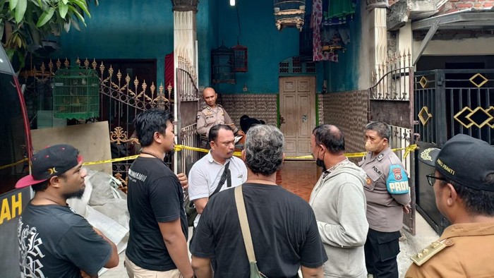 Ibu rumah tangga ditemukan tewas diduga dibunuh di rumahnya di Sedati, Sidoarjo.