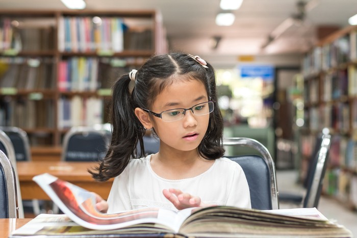 Ilustrasi Anak Membaca Buku