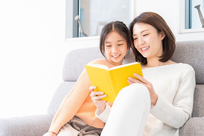 Ilustrasi Anak Membaca Buku