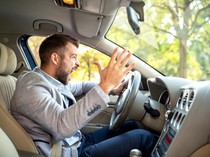 Sopir Alphard Banting Pemotor Dipicu Klakson, Kenapa Road Rage Terus Berulang?