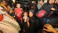 Sebanyak 137 orang imigran Rohingya direlokasi paksa ke kantor Gubernur Aceh dipindahkan sementara di camp perkemahan Pramuka, Kabupaten Pidie.  