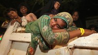 Namun, seiring berjalannya waktu, pengungsi Rohingya terus berdatangan di Indonesia, dengan jumlah pengungsi yang kian meningkat diakui membuat negara kewalahan, sehingga akan segera ditangani. Selain itu, sejumlah perilaku buruk pengungsi disebut menjadi salah satu alasan kenapa sikap warga Aceh berubah menjadi menolak kehadiran mereka. Irwansyah Putra/Antara Foto