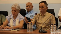 Tim Kampanye Nasional (TKN) Prabowo-Gibran mengumpulkan sejumlah aktivis dan korban penculikan era 98 menjelang debat perdana capres-cawapres yang digelar besok. Diketahui, debat itu salah satu tema yang diangkat yakni soal Hak Asasi Manusia (HAM).
