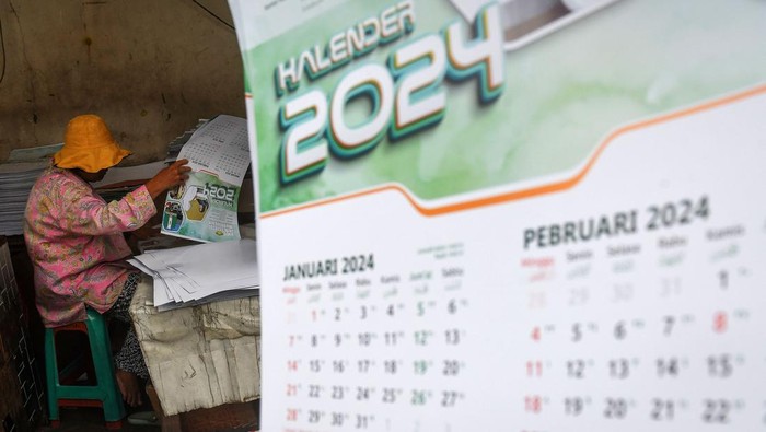 Pekerja menyelesaikan produksi kalender di sentra percetakan Bungur, Senen, Jakarta, Senin (11/12/2023). Sejumlah pelaku industri percetakan setempat menyebutkan produksi kalender pada Desember 2023 ini naik antara 100 persen hingga 300 persen dibandingkan produksi periode sama tahun lalu karena dipicu banyaknya kalangan Caleg dalam pemilu 2024 yang juga memesan kalender sebagai media kampanye mereka. ANTARA FOTO/Aditya Pradana Putra/aww.