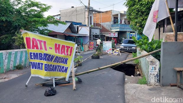 Jembatan di Jalan Tirto Taruno Malang Ambrol