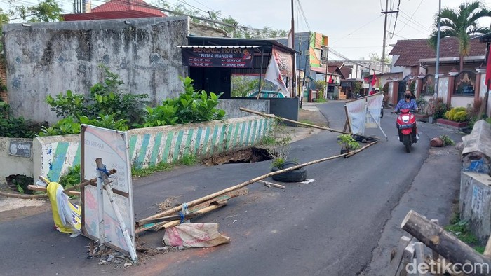 Jembatan di Jalan Tirto Taruno Malang Ambrol