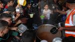 Jerit Warga Gaza Menahan Lapar Berebut Makanan di Tengah Perang