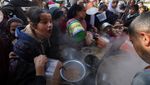 Jerit Warga Gaza Menahan Lapar Berebut Makanan di Tengah Perang