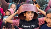 Sementara itu, seorang pejabat senior bantuan PBB memperingatkan setengah dari penduduk Gaza sedang kelaparan karena perang yang terus berlanjut di sana. Pejabat PBB itu memperkirakan 9 dari 10 keluarga di Gaza tidak bisa makan secara rutin setiap hari.  