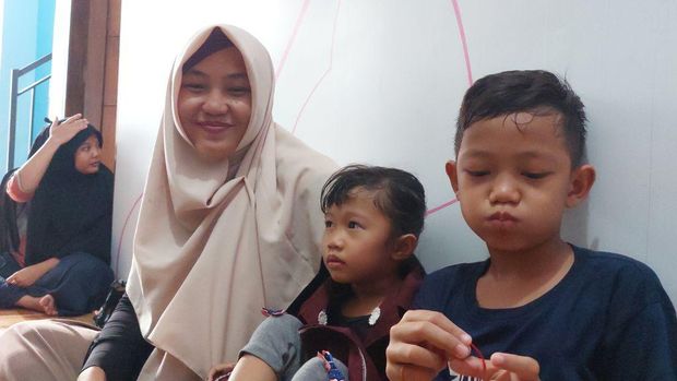 Ayesha (tengah)