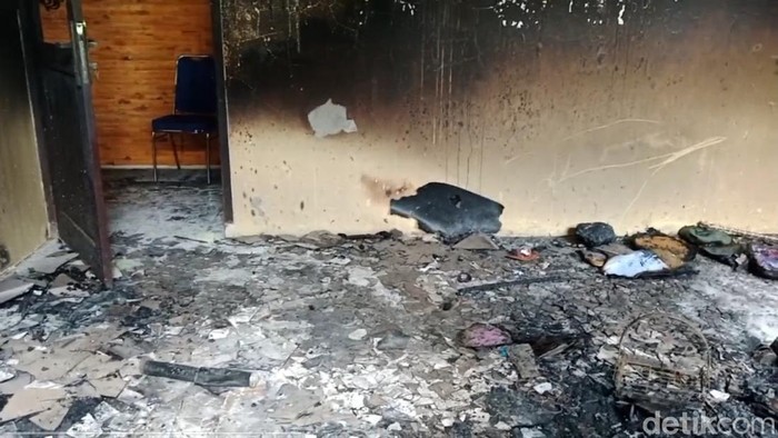 Kantor Camat Banyuputih, Kabupaten Batang, terbakar, Senin (11/12/2023).