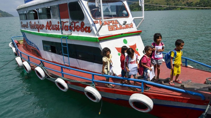 Kapal belajar di Danau Toba Sejumlah anak pengungsi korban longsor mengikuti kegiatan belajar di atas kapal belajar Alusi Tao Toba di Dermaga Desa Simangulampe, Humbang Hasundutan, Sumatera Utara, Senin (11/12/2023). Kapal belajar yang digunakan sejak tahun 2015 itu memiliki koleksi buku sebanyak 1.000 buku, berkeliling ke tujuh kabupaten di seputaran Danau Toba guna mencerdaskan anak dan menjaga minat baca sejak usia dini. ANTARA FOTO/Fransisco Carolio/Spt.