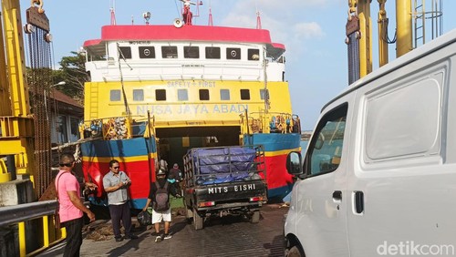 Kapal Motor Perintis (KMP) RoRo Nusa Jaya Abadi saat ini melayani hanya satu kali penyeberangan gegara alat navigasi rusak, Senin (11/12/2023). (Putu Krista/detikBali)