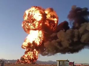 Penampakan Kilang Minyak Terbakar Hebat di Iran, 1,5 Juta Liter BBM Ludes