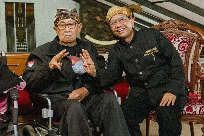 Keluarga Solihin GP dan perwakilan masyarakat Sunda memberikan ikat kepala yang melambangkan ikatan batin. Harapannya agar pasangan Ganjar Pranowo dan Mahfud MD bisa memenangkan Pemilu 2024, sekaligus mendorong harapan agar kehidupan bangsa lebih baik.