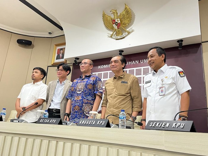 Ketua KPU RI Hasyim Asyari dan para komisioner menggelar jumpa pers terkait debat capres dan cawapres Pilpres 2024 di kantor KPU, Menteng, Jakarta Pusat, Senin (11/12/2023).