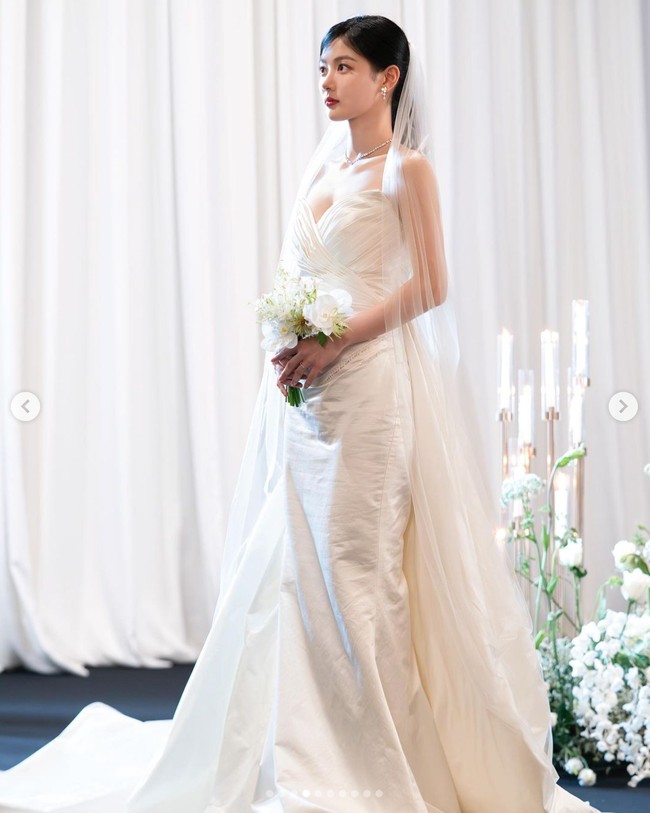 Dalam pernikahan kontraknya, Gu Won (pemain Song Kang) dan Do Hee (pemain Kim Yoo Jung) sepakat untuk bersikap mesra dan romantis di hadapan publik. Penggemar dihebohkan dengan adegan mereka nyaris berciuman saat menikah. Foto: dok. Awesome Entertainment