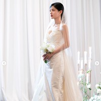 Dalam pernikahan kontraknya, Gu Won (pemain Song Kang) dan Do Hee (pemain Kim Yoo Jung) sepakat untuk bersikap mesra dan romantis di hadapan publik. Penggemar dihebohkan dengan adegan mereka nyaris berciuman saat menikah. Foto: dok. Awesome Entertainment