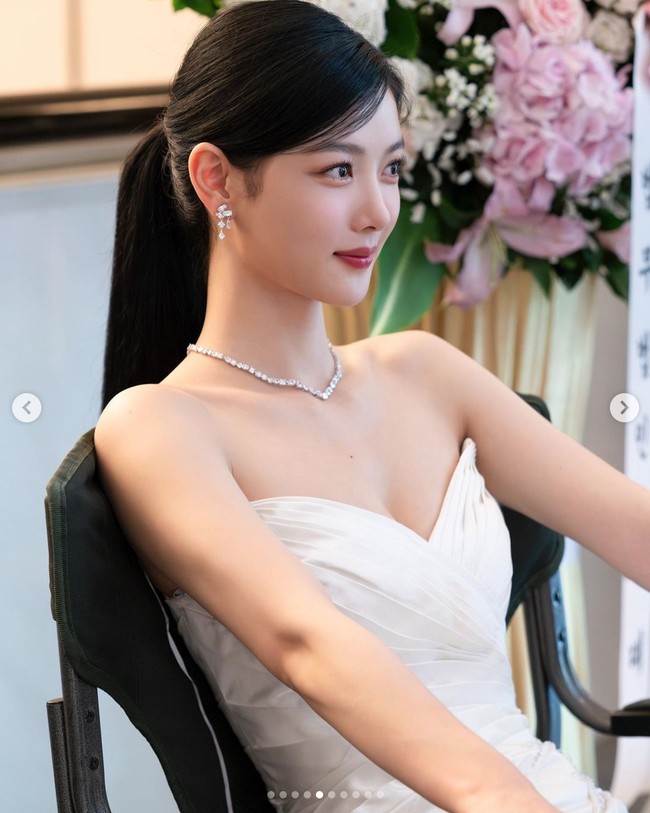 Setelah penayangan episode keenam drama Korea My Demon, agensi Kim Yoo Jung membagikan foto-fotonya dalam balutan gaun pengantin. Penampilannya sontak menuai pujian netizen Korea terpana. Foto: dok. Awesome Entertainment