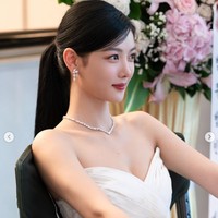 Setelah penayangan episode keenam drama Korea My Demon, agensi Kim Yoo Jung membagikan foto-fotonya dalam balutan gaun pengantin. Penampilannya sontak menuai pujian netizen Korea terpana. Foto: dok. Awesome Entertainment