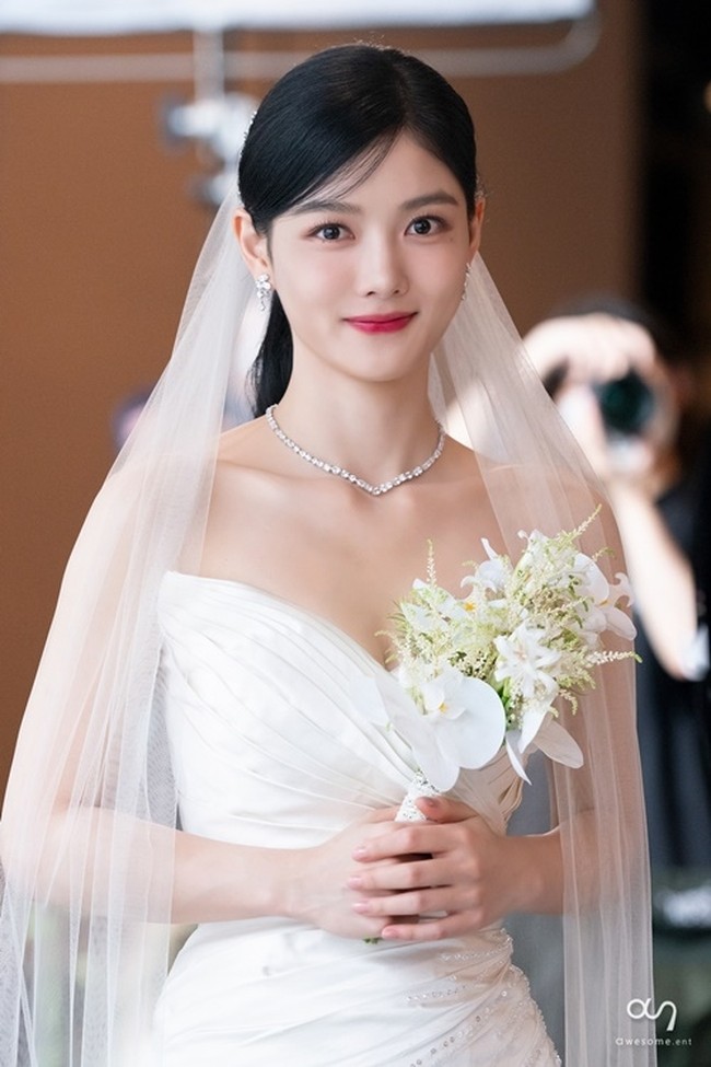Kim Yoo Jung menyihir netizen Korea dengan kecantikannya dalam episode terbaru drama Korea My Demon. Lawan main Song Kang itu terlihat memesona kala memakai gaun pengantin berwarna putih. Foto: dok. Awesome Entertainment