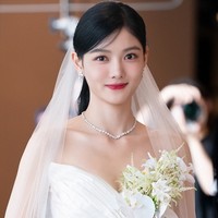 Kim Yoo Jung menyihir netizen Korea dengan kecantikannya dalam episode terbaru drama Korea My Demon. Lawan main Song Kang itu terlihat memesona kala memakai gaun pengantin berwarna putih. Foto: dok. Awesome Entertainment